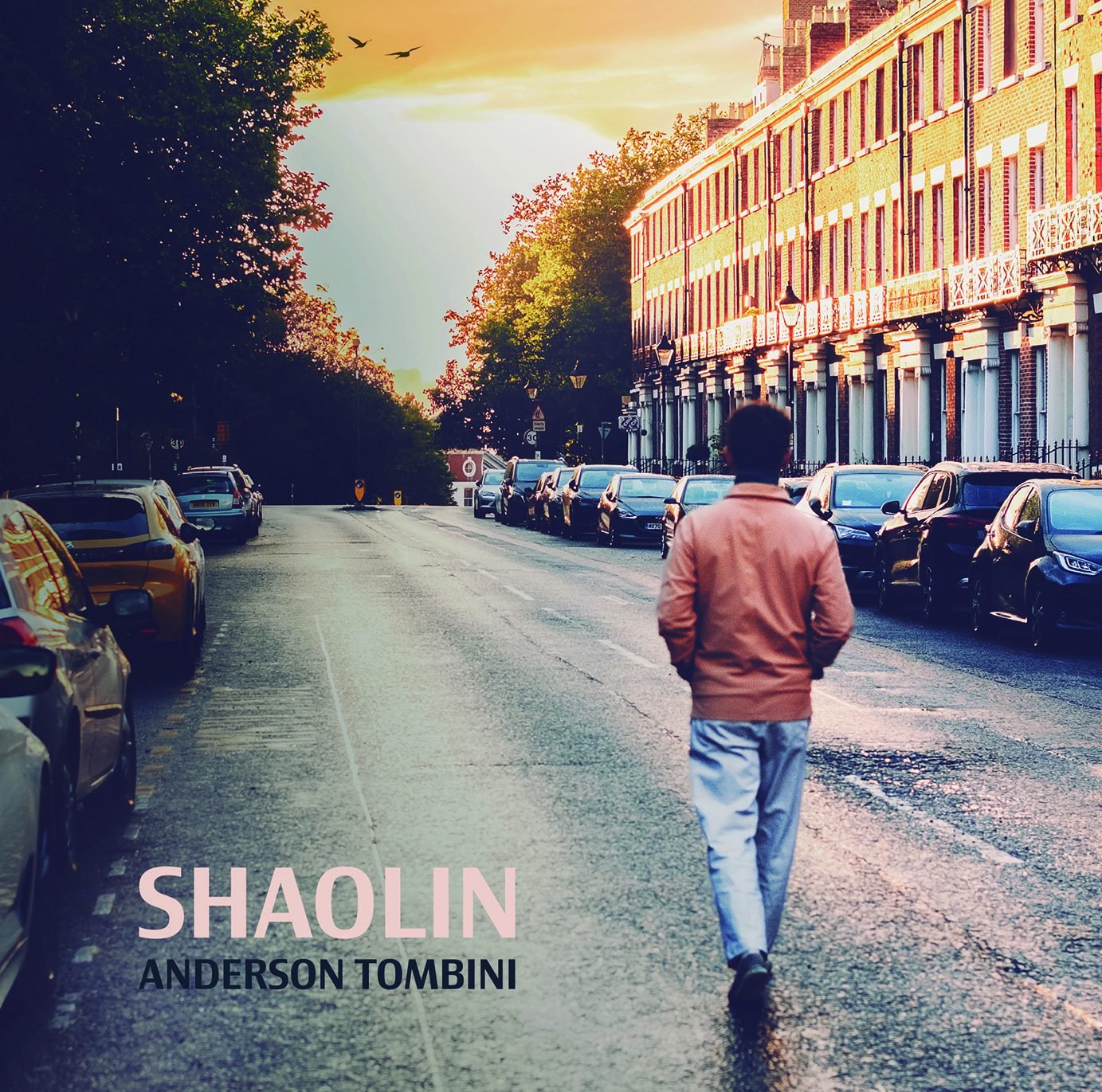 Capa do álbum Shaolin: Anderson Tombini caminhando por uma rua de Liverpool ao entardecer / Shaolin album cover: Anderson Tombini walking down a Liverpool street at dusk