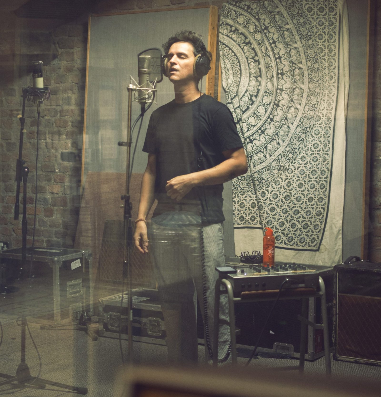 Anderson Tombini cantando em estúdio de gravação em Liverpool / Anderson Tombini singing in a Liverpool recording studio