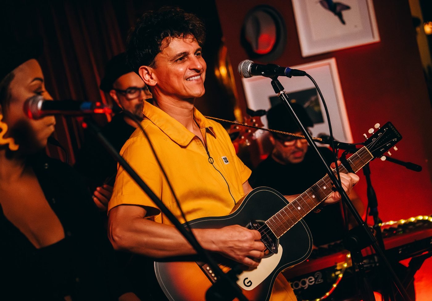 Anderson Tombini se apresentando no Cavern Club, em Liverpool / Anderson Tombini performing at the Cavern Club, Liverpool