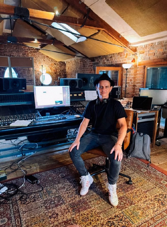 Anderson Tombini sentado em estúdio de mixagem em Liverpool / Anderson Tombini seated in a Liverpool mixing studio
